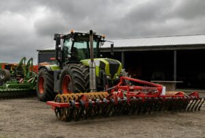 Read more about the article Agricultural Tractor Tyres: A Complete Guide to Choosing the Right Tyres