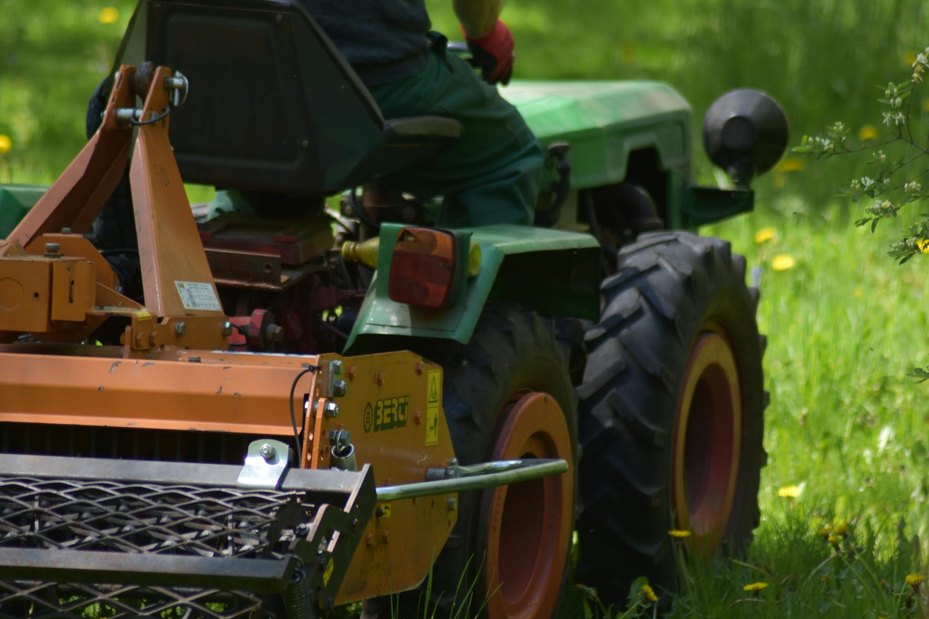 Read more about the article Top Garden Tractor Manufacturers: Best Brands for Lawn and Garden