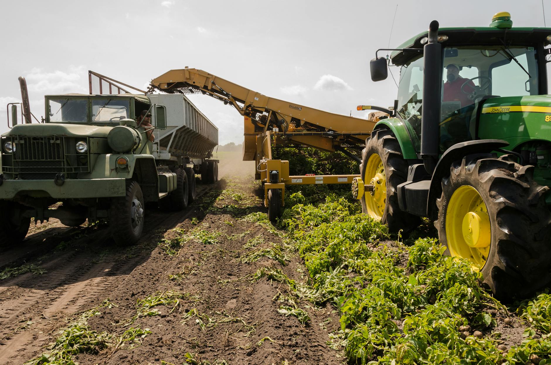 Read more about the article What Does the Tractor Do? The Ultimate Guide to Understanding Tractors