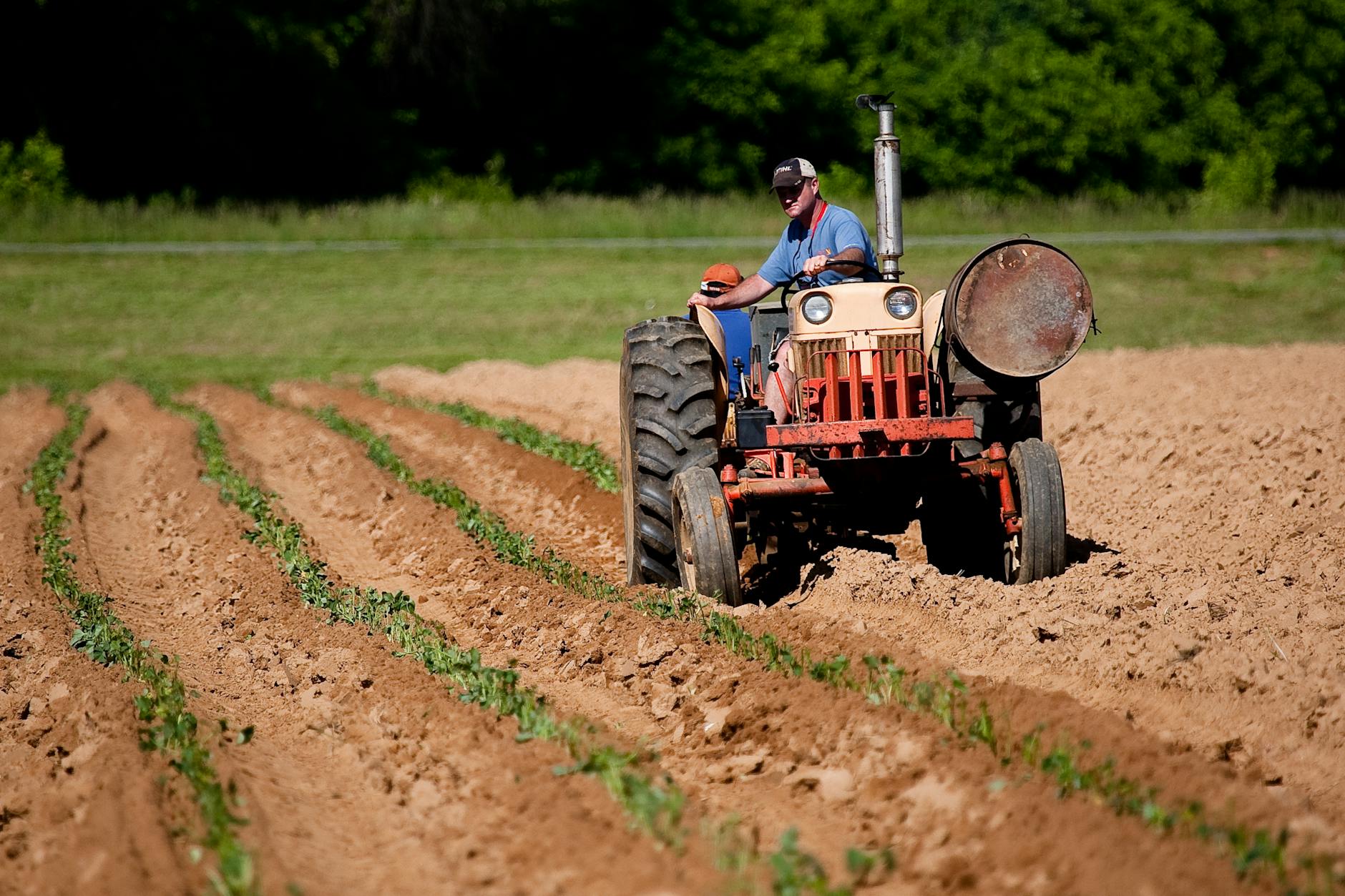 Read more about the article What Is the Definition of a Tractor? A Comprehensive Guide